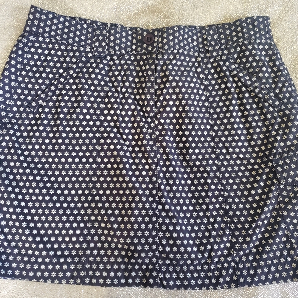 Adorable Skort, navy with white daisy pattern.